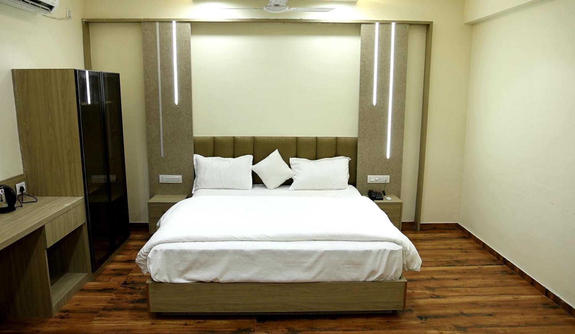 Hotel Royal Bistro Mahesana Экстерьер фото
