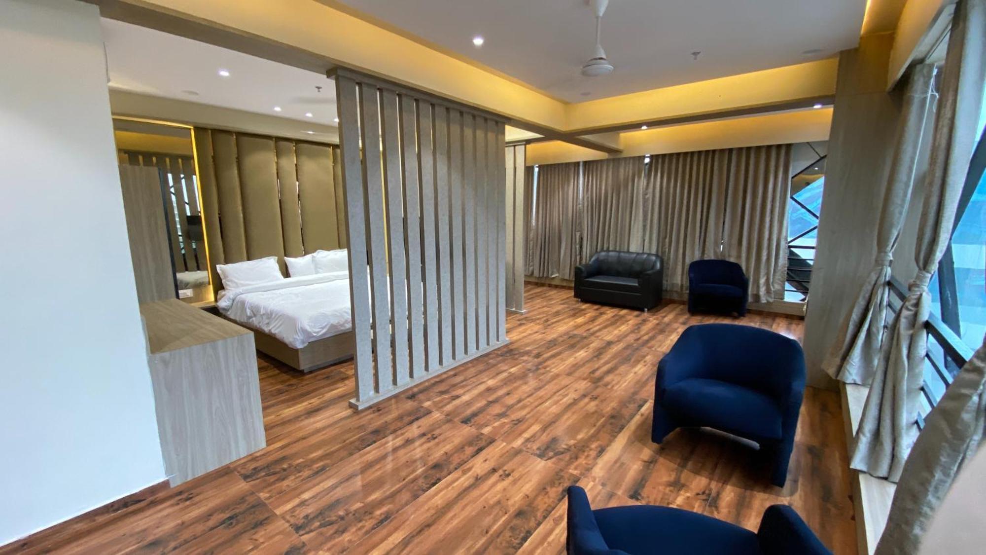 Hotel Royal Bistro Mahesana Экстерьер фото