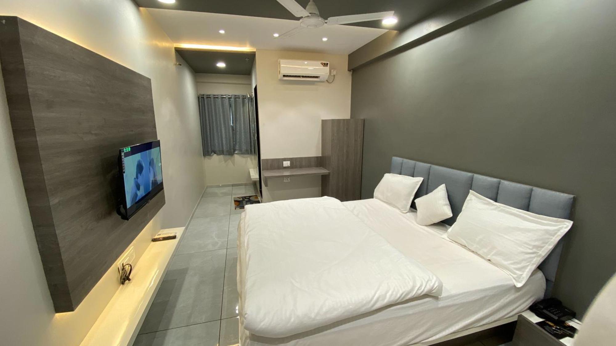 Hotel Royal Bistro Mahesana Экстерьер фото