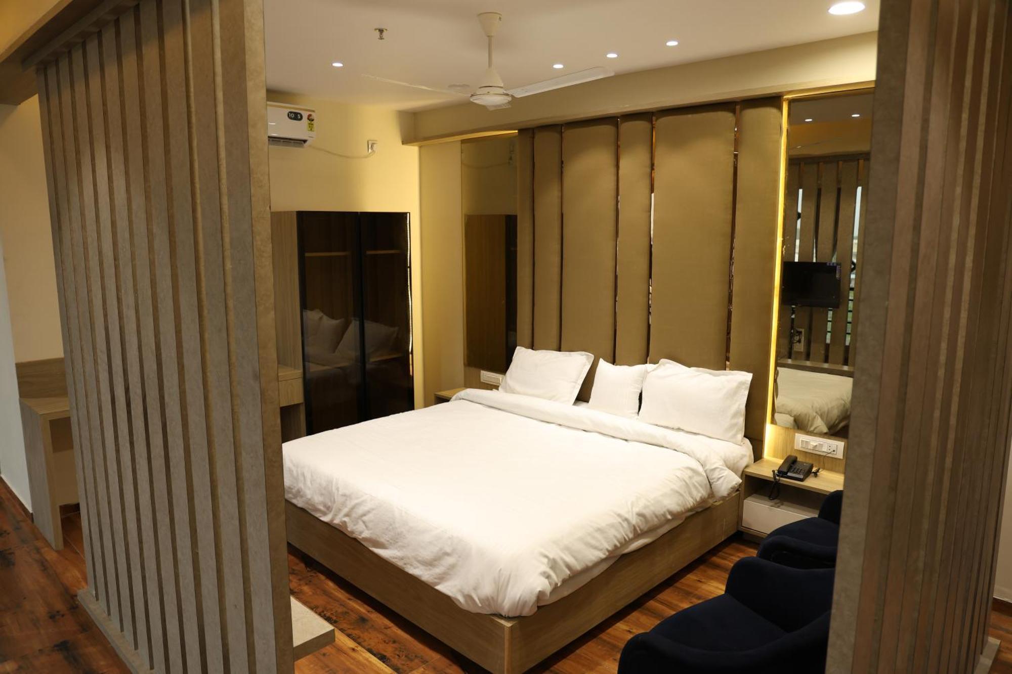 Hotel Royal Bistro Mahesana Экстерьер фото
